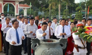 Lãnh đạo tỉnh Cà Mau dâng hương, dâng hoa nhân kỷ niệm 132 năm Ngày sinh Chủ tịch Hồ Chí Minh (19-5-1890 – 19-5-2022)